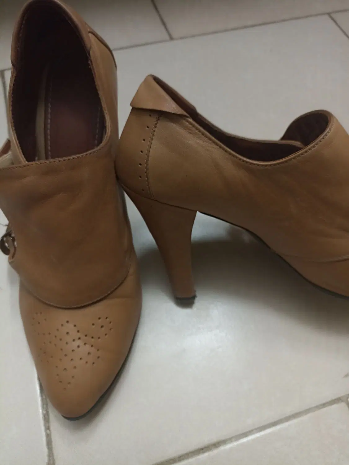 کفش چرم|کیف، کفش، کمربند|شیراز, انجیر|دیوار