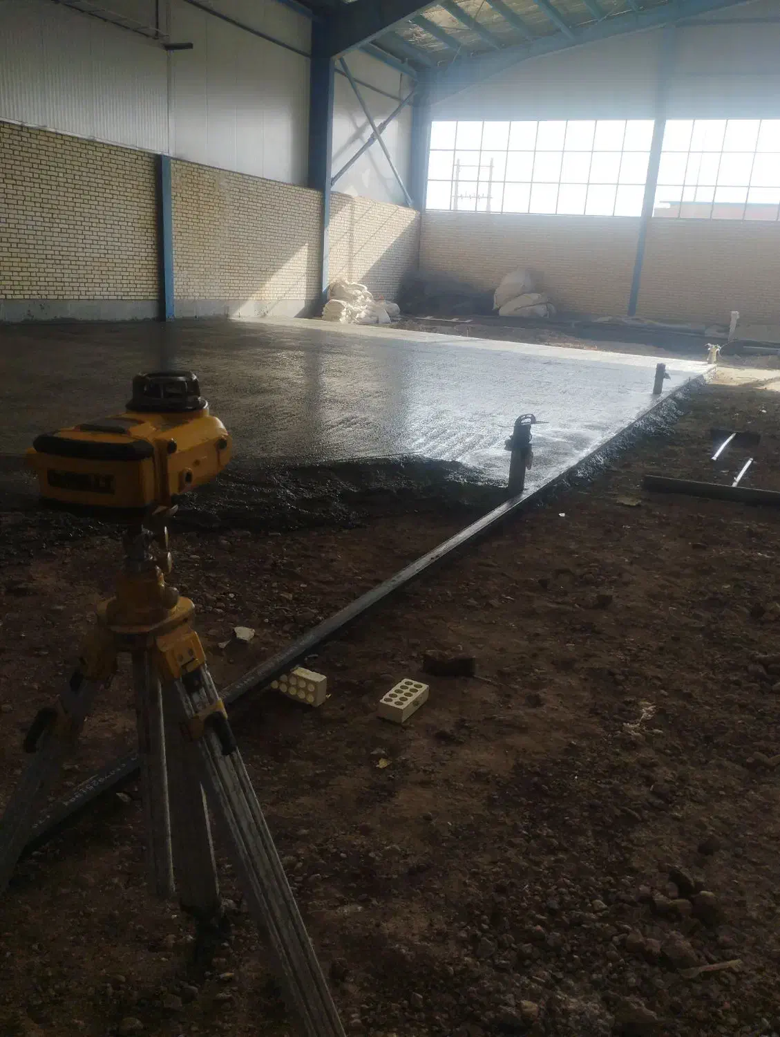 اجرای بتن ریزی با ماله پروانه با سابقه بالا|خدمات پیشه و مهارت|قم, بنیاد|دیوار