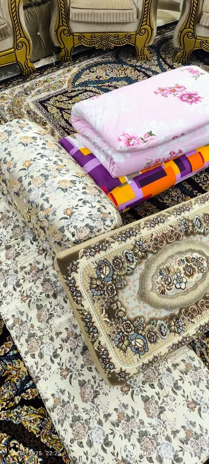 تعدادی تشک.بالش.کناره.پشتی|رختخواب، بالش، پتو|زاهدان, |دیوار