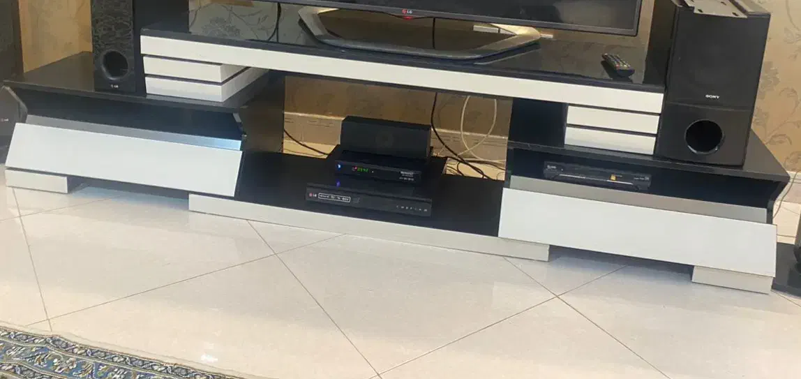 میز تلویزیون سفیدمشکی در حد نو|میز تلویزیون|مشهد, امیریه|دیوار