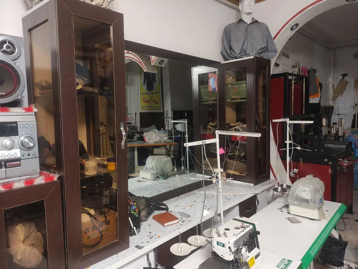 تعدادی قفسه ویترین و آینه|فروشگاه و مغازه|صحنه, |دیوار