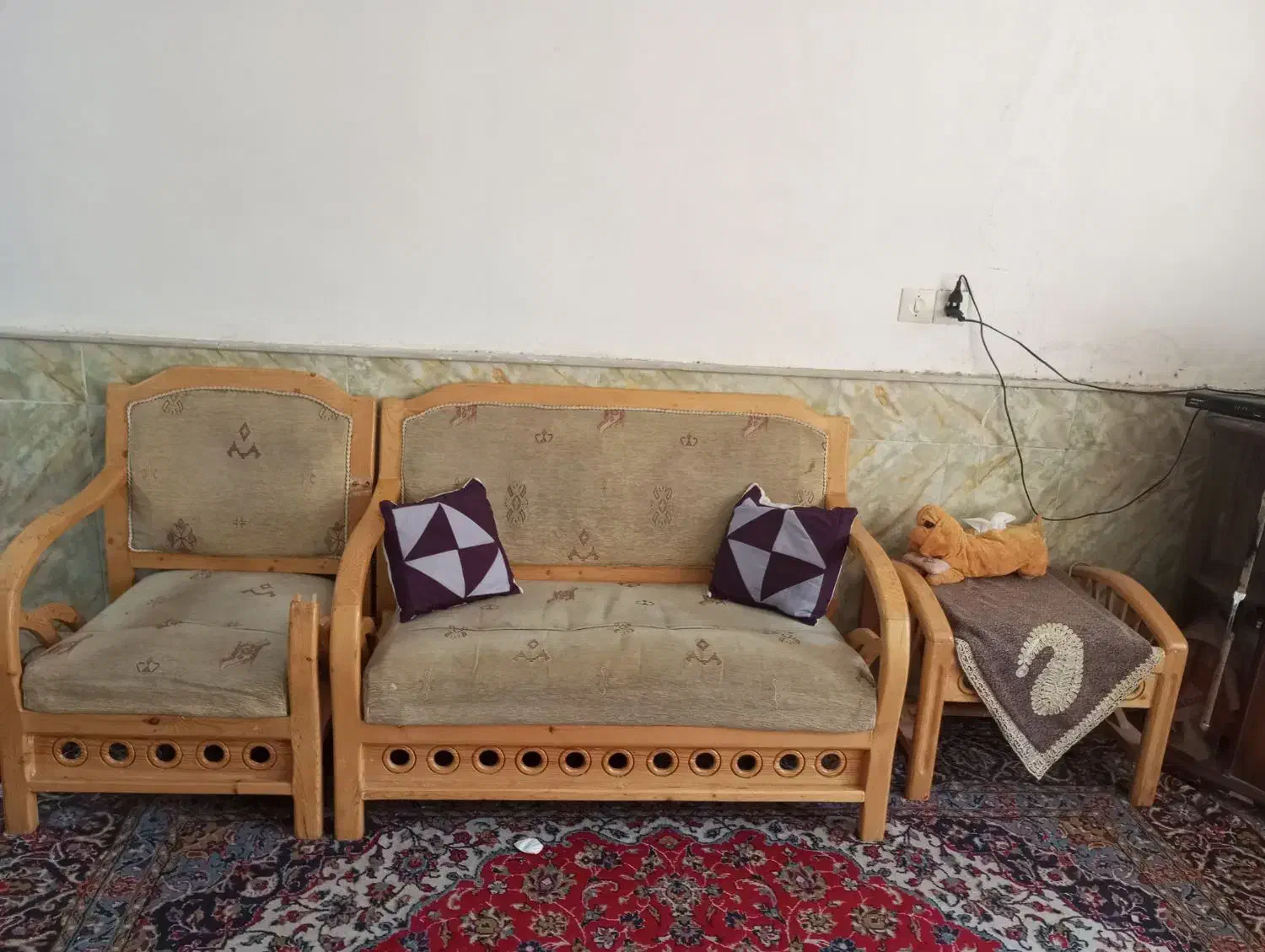 مبل چوبی سالم کم جا|مبلمان خانگی و میز عسلی|نیشابور, دربقاضی|دیوار