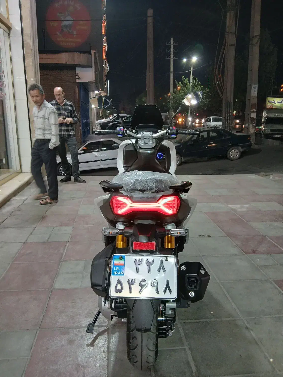 موتور ای دی وی عروسک صفر رنگ سفید مشکی اکلیلی|موتورسیکلت|ورامین, خیر آباد|دیوار