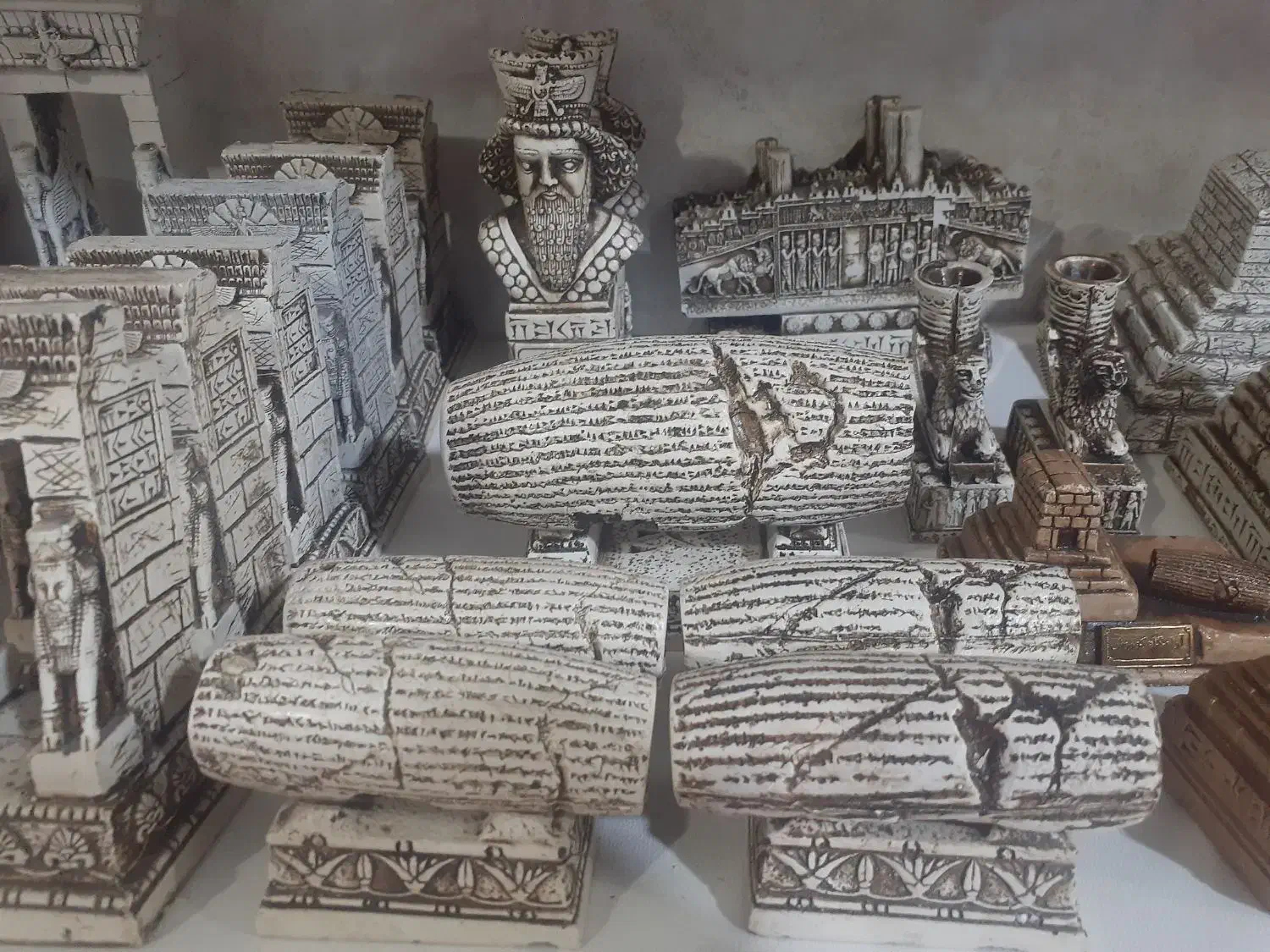 تندیس و دستکلیدهای هخامنشی|مجسمه، تندیس، ماکت|شهر بابک, |دیوار