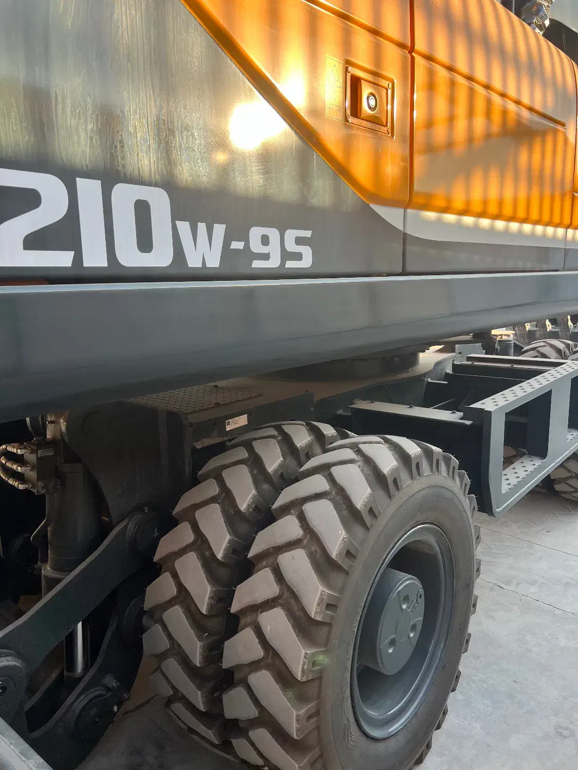 فروش بیل ۲۱۰ چرخ لاستیکی هیوندا صفر خشک مدل ۲۰۲۳|خودرو سنگین|تهران, زعفرانیه|دیوار