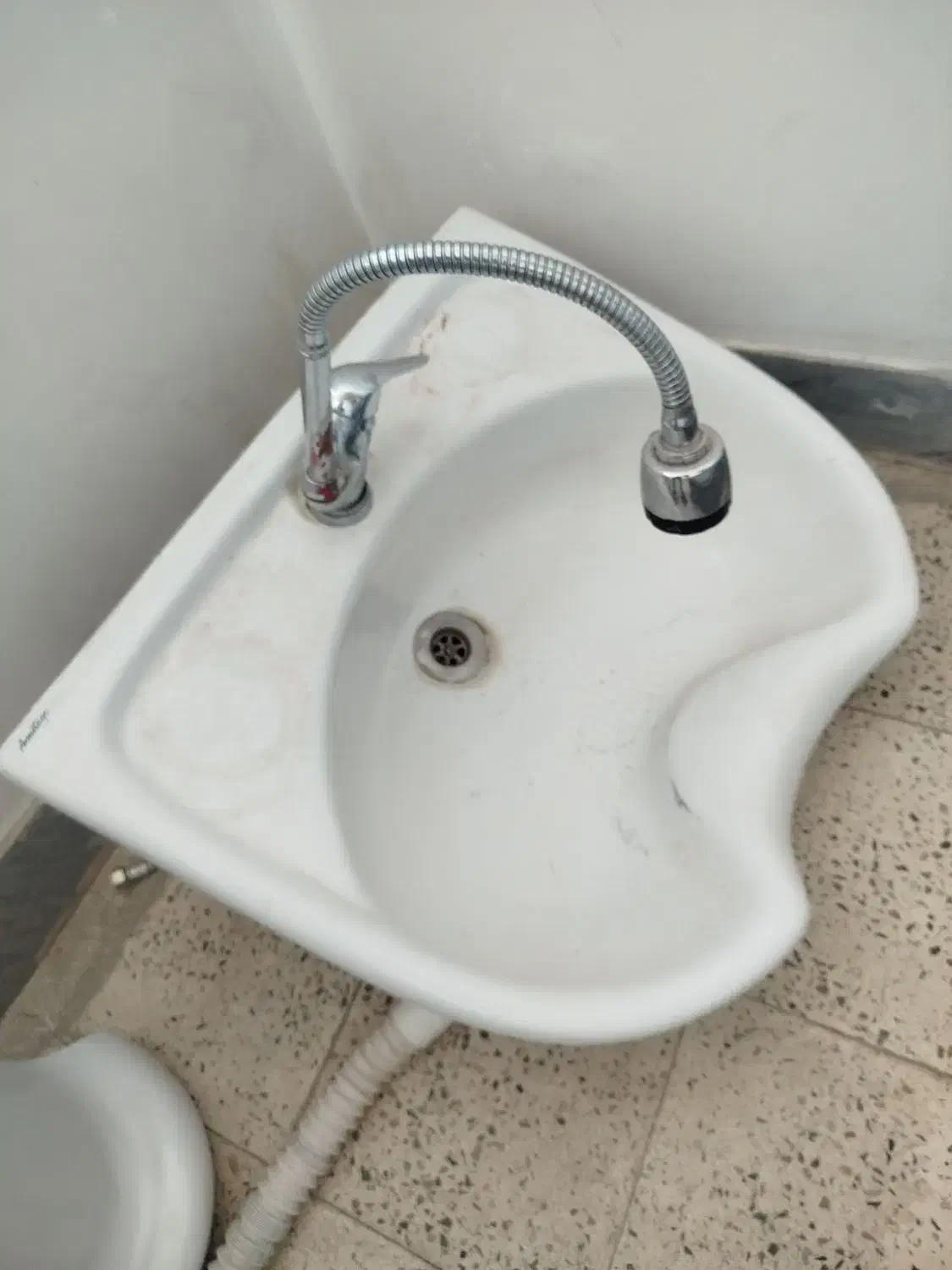 روشویی سالم و پایه سشوار نو|لوازم سرویس بهداشتی|ساوه, |دیوار