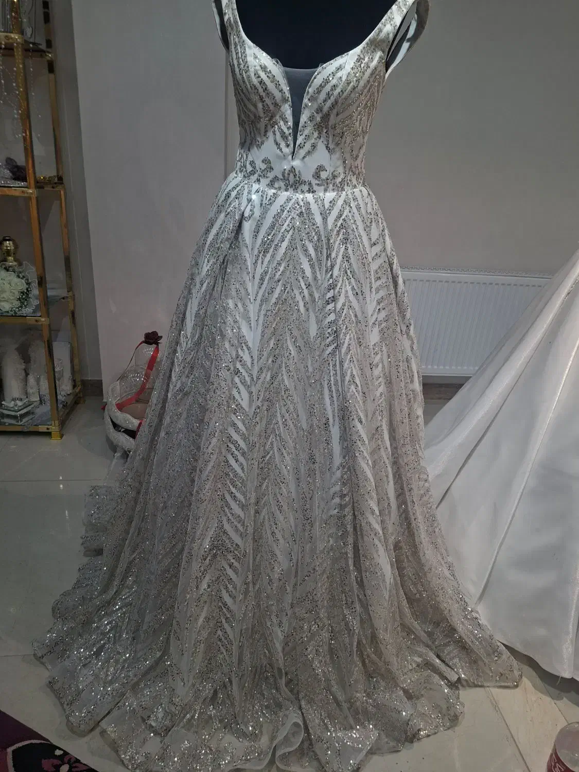 لباس عروس پر کار|لباس|نهاوند, |دیوار