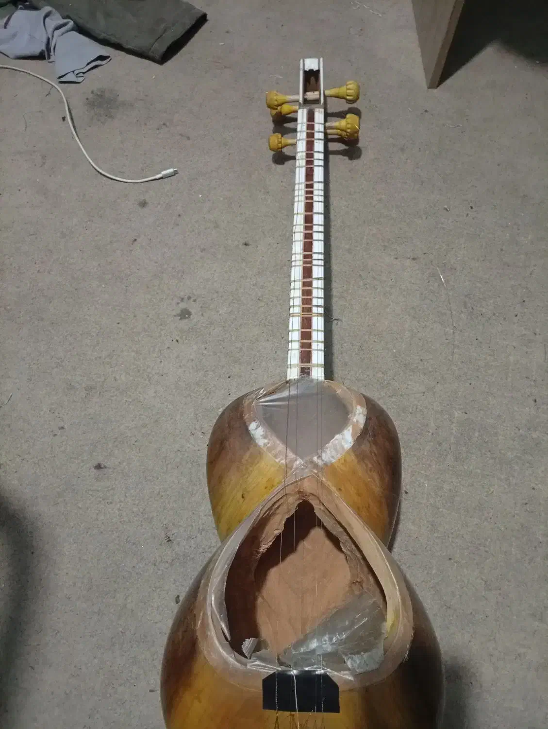 تار عتیقه|سازهای سنتی|شیراز, شهرک بزین|دیوار