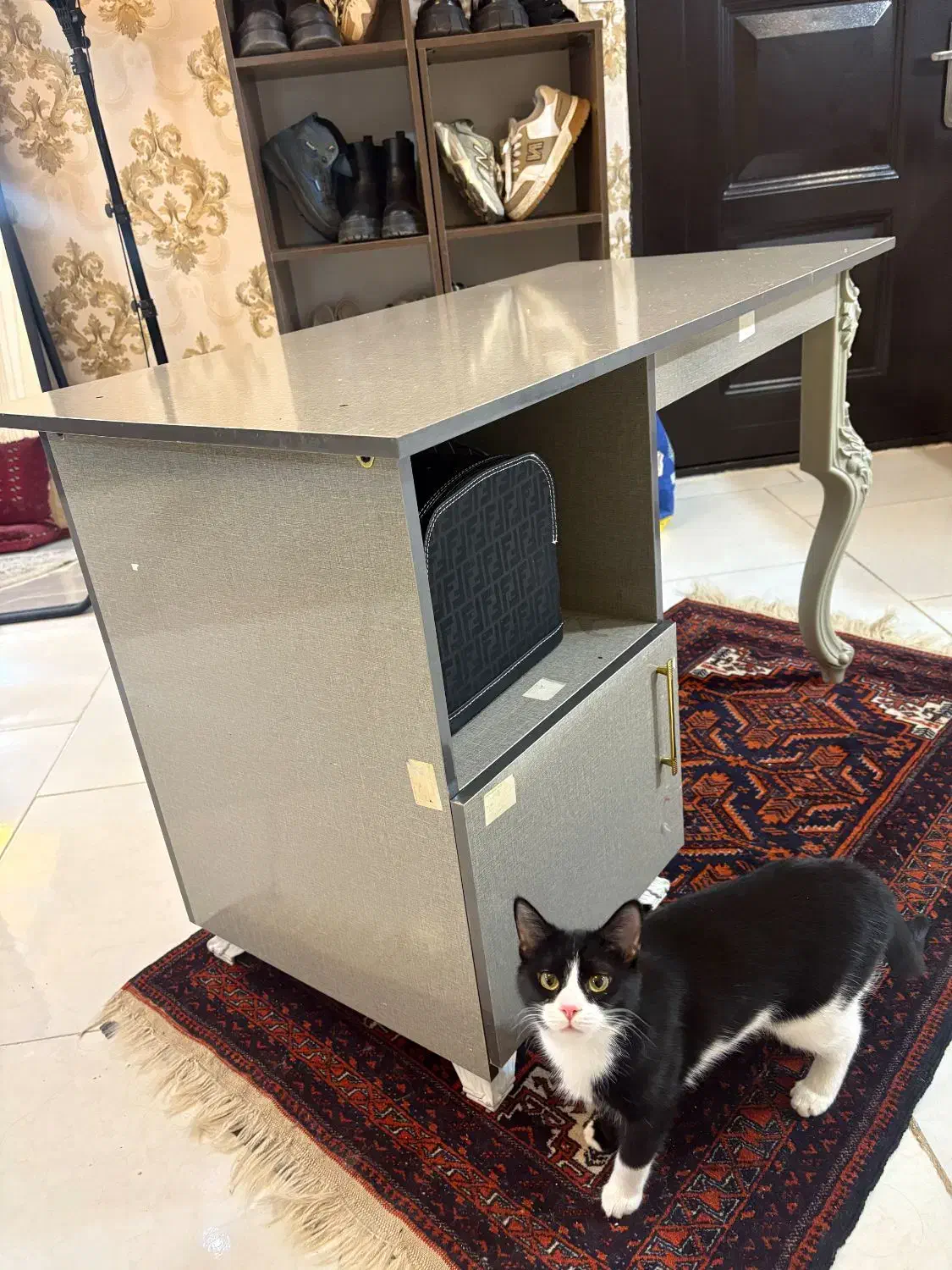 میز ناخن خاکستری مفت|آرایشگاه و سالن‌های زیبایی|تربت‌حیدریه, بی بی حسنیه|دیوار