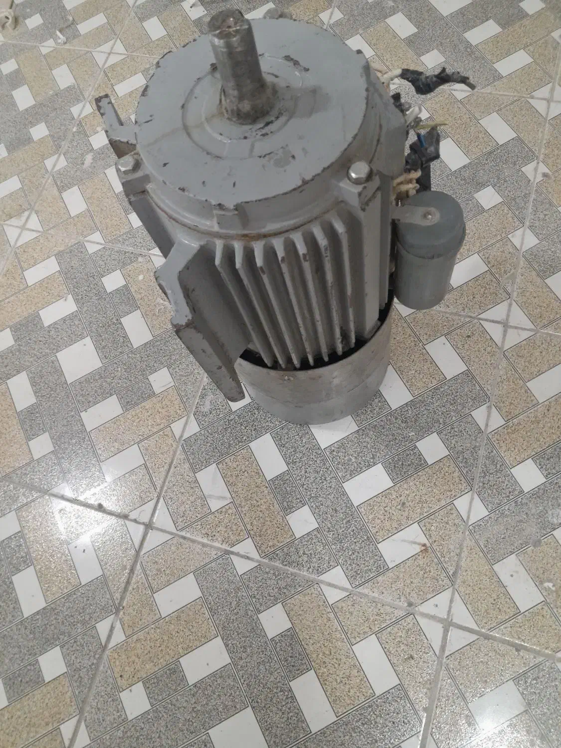 موتور بالابر و|ماشین‌آلات صنعتی|بروجن, |دیوار