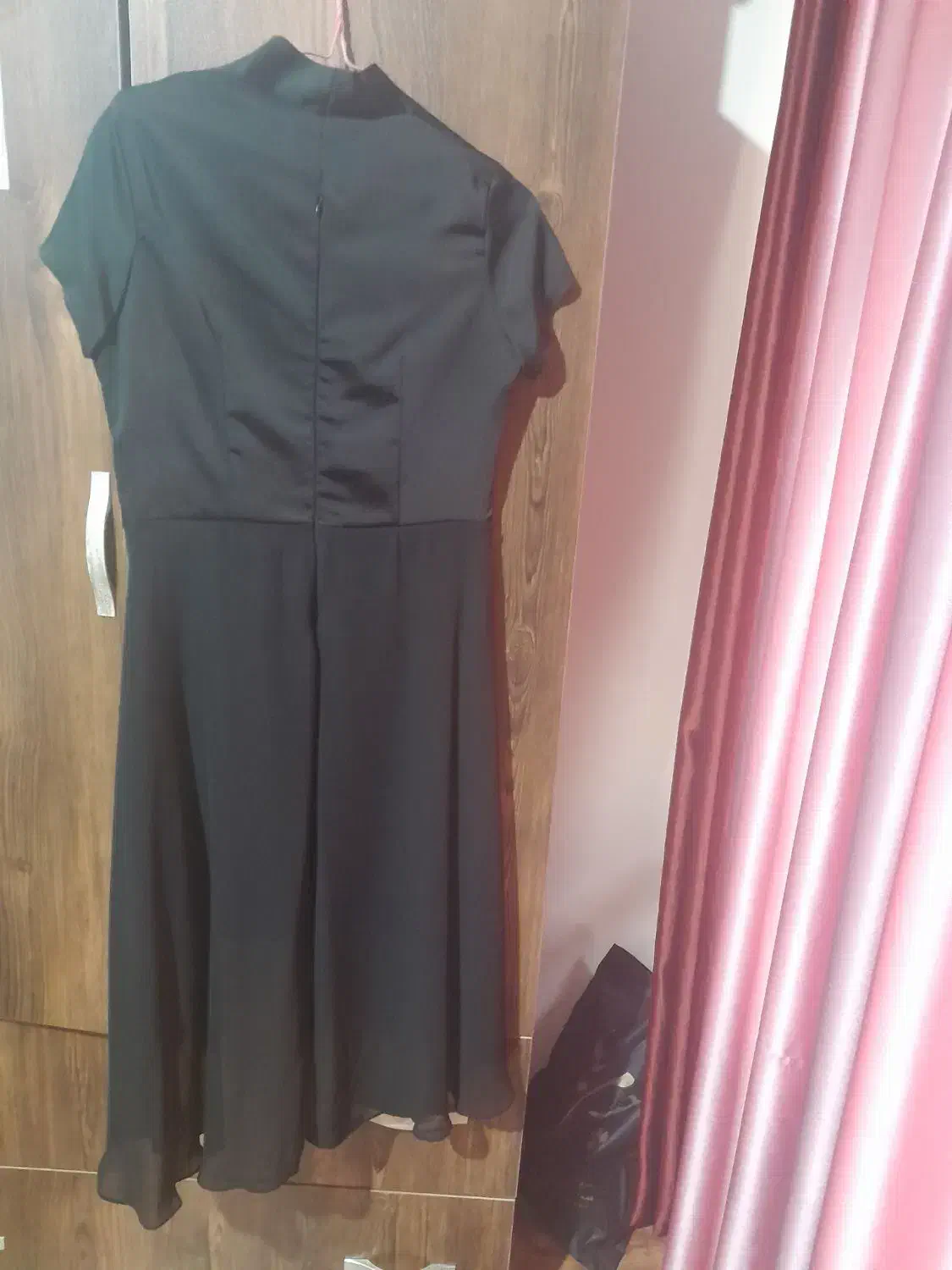 لباس مجلسی|لباس|رشت, معلم|دیوار