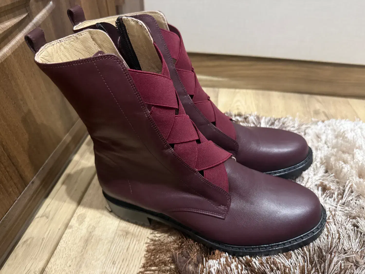 بوت چرم|کیف، کفش، کمربند|رشت, منظریه|دیوار