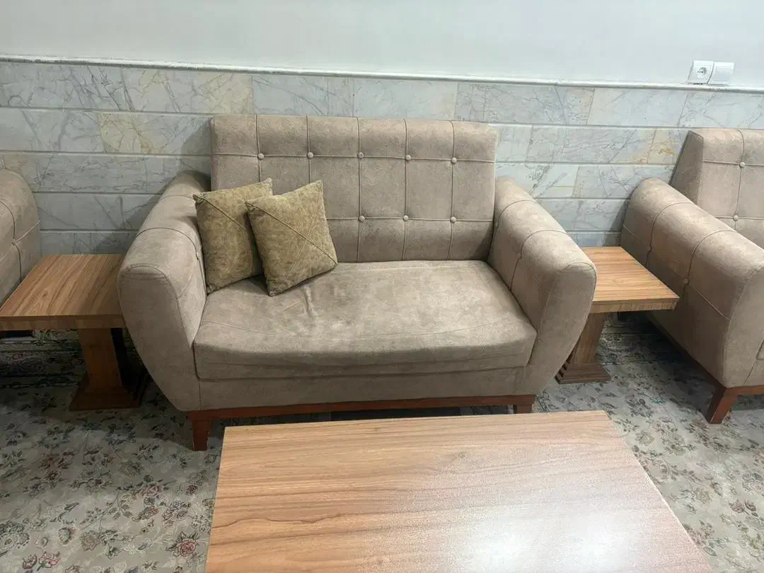 مبل ۷نفره با دوتا میز عسلی میز وسط|مبلمان خانگی و میز عسلی|رباط‌کریم, رباط‌کریم|دیوار