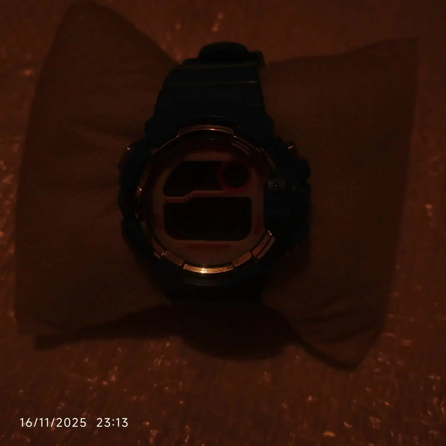 ساعت مچی|ساعت|گلوگاه, |دیوار