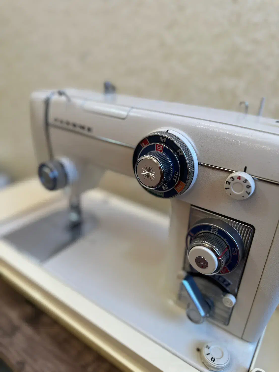 چرخ خیاطی ژانومه و میز چرخ|چرخ خیاطی و ریسندگی|قشم, |دیوار