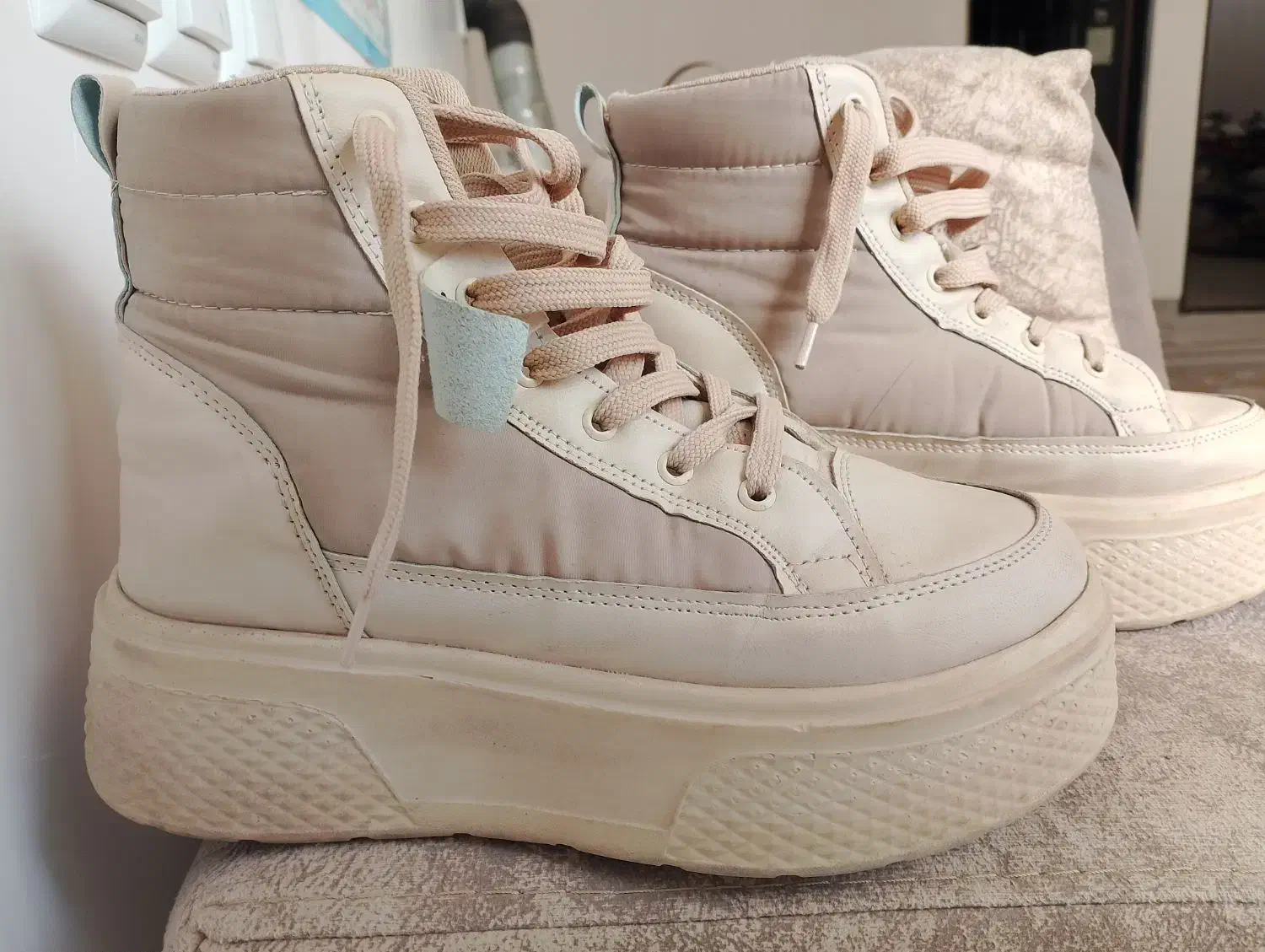 نیم بوت|کیف، کفش، کمربند|نیشابور, خط کاشمر|دیوار