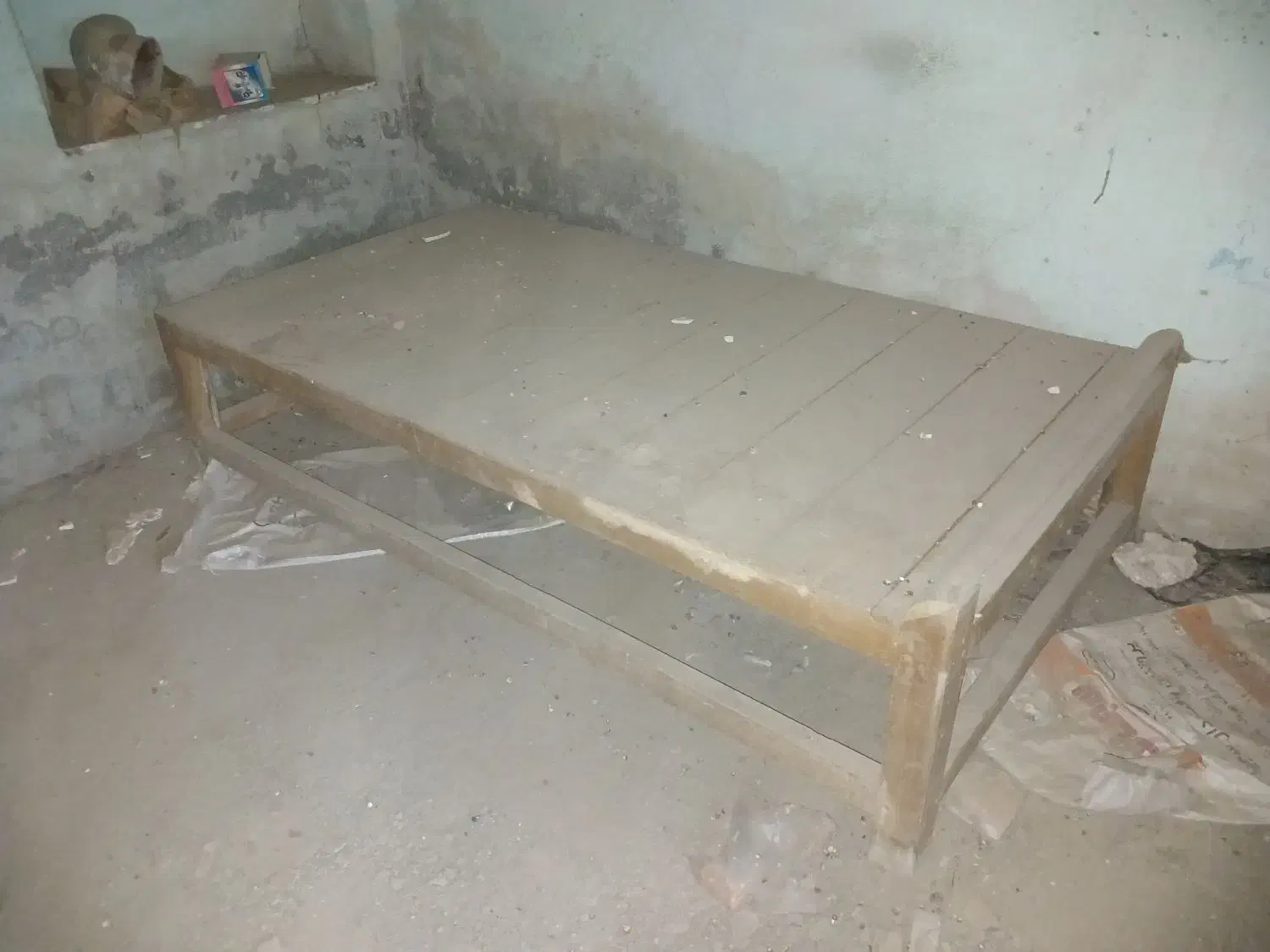 نیمکت|صندلی و نیمکت|نیشابور, دارایی|دیوار