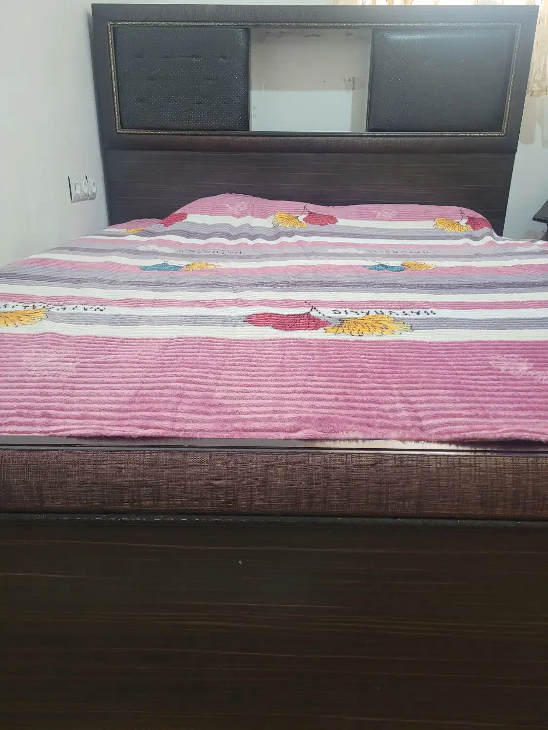 سرویس خواب در حد نو|تخت و سرویس خواب|شازند, |دیوار