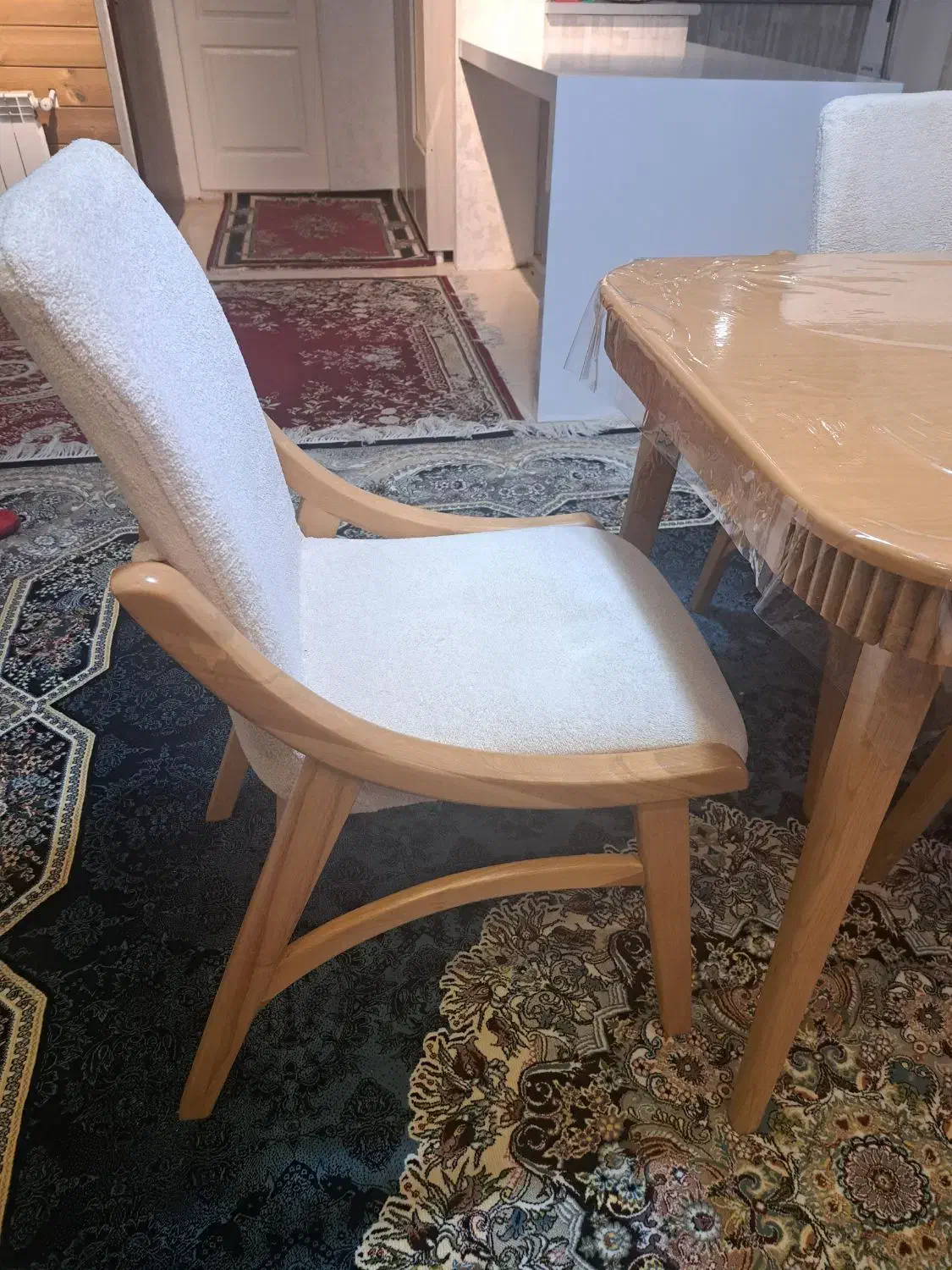 میز و صندلی غذاخوری|میز و صندلی غذاخوری|صدرا-فارس, فاز ۱|دیوار