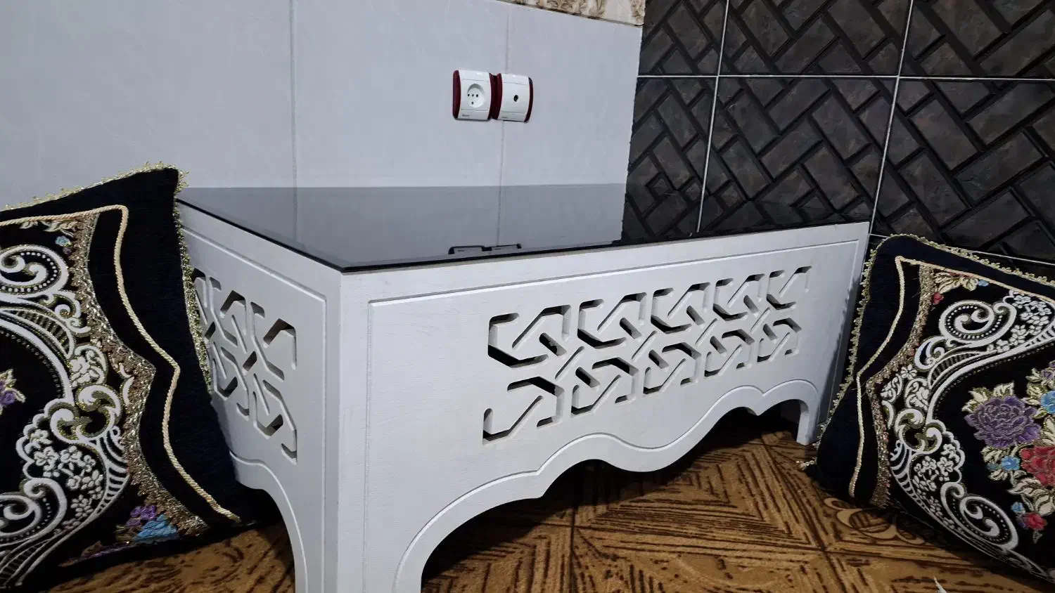 میز|مبلمان خانگی و میز عسلی|شیراز, کوشک میدان|دیوار