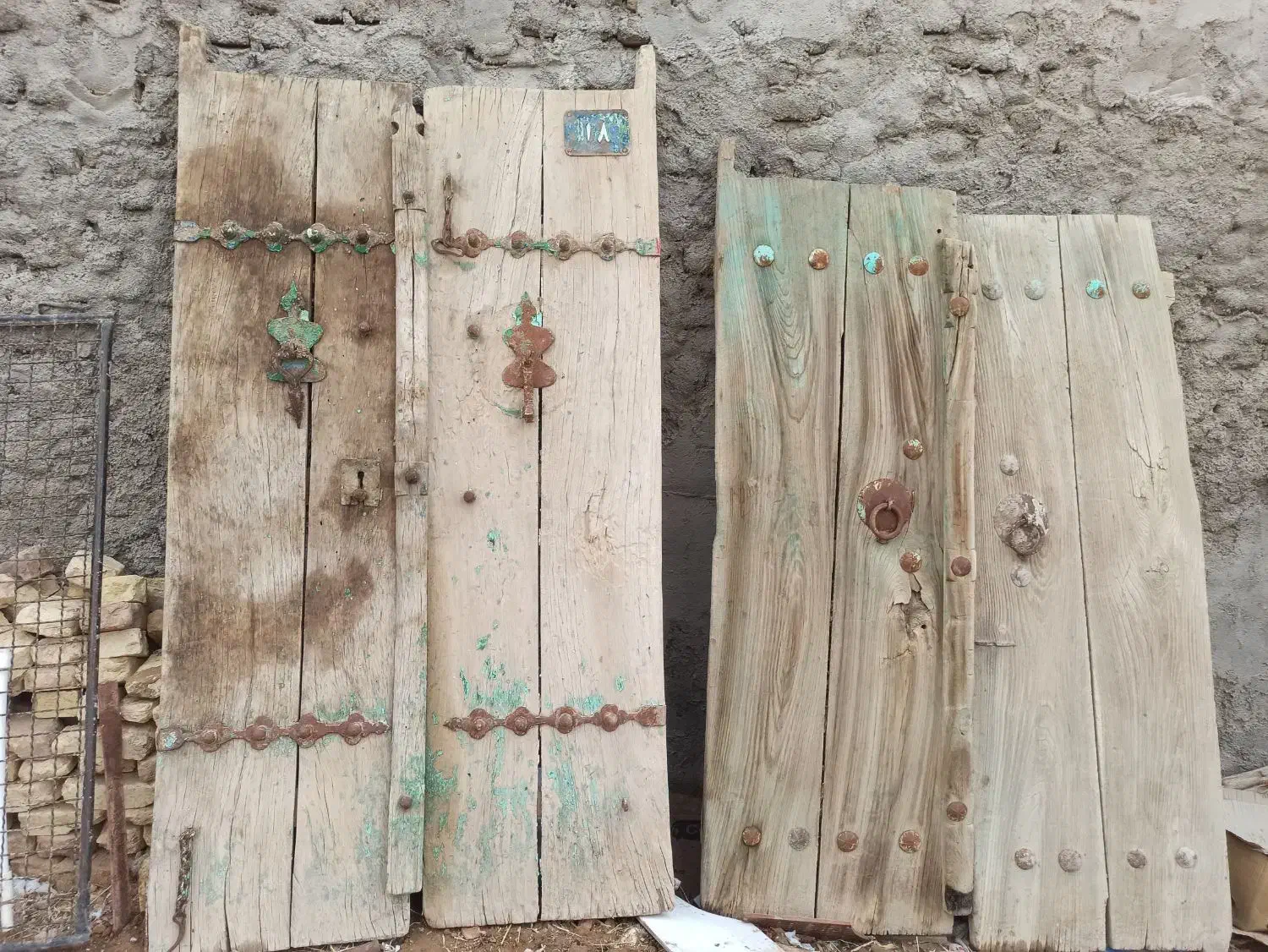 درب قدیمی مربوط به اواخر دوره زندیه|کلکسیون اشیاء عتیقه|بهمن, |دیوار