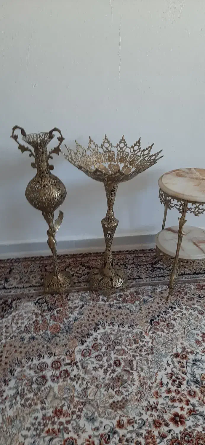 گلدان و میز برنز جنس قدیمی|کلکسیون اشیاء عتیقه|کرمانشاه, |دیوار