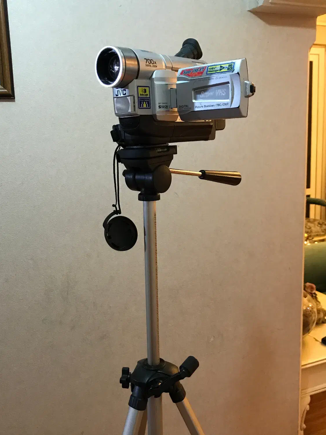 دوربین هندی کم اورجینال JVC با سه پایه متحرک|دوربین عکاسی و فیلمبرداری|تهران, سعادتآباد|دیوار