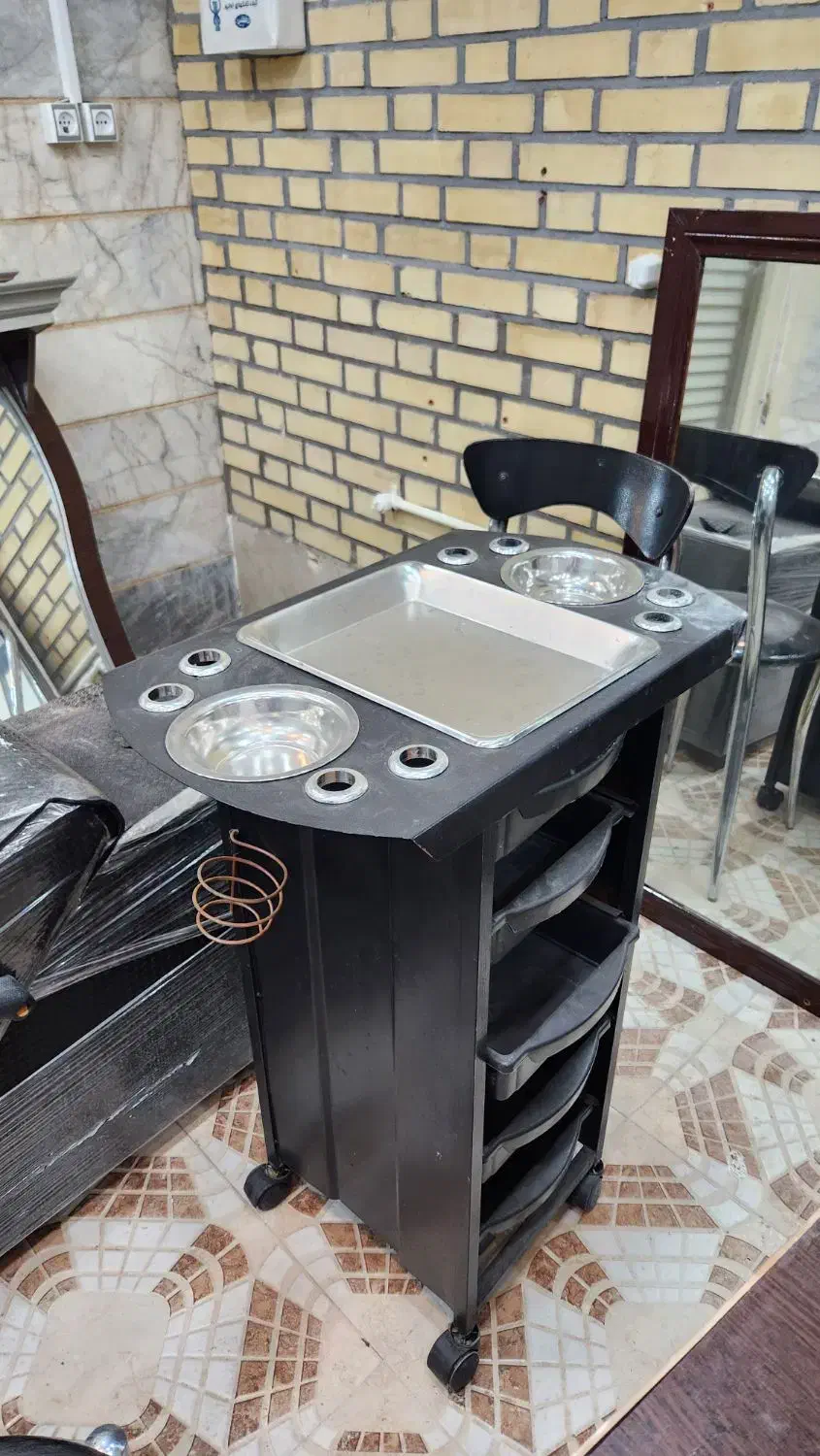 دکوراسیون و میز و صندلی آرایشگاه|آرایشگاه و سالن‌های زیبایی|بادرود, |دیوار