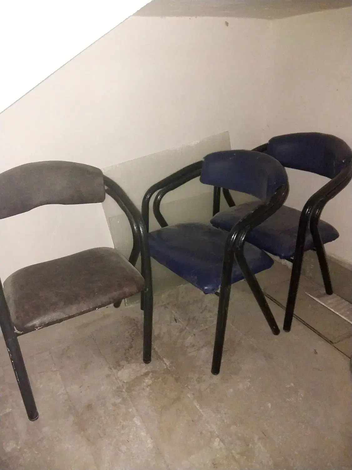 سه عدد صندلی|صندلی و نیمکت|گلبهار, شهر جدید گلبهار|دیوار