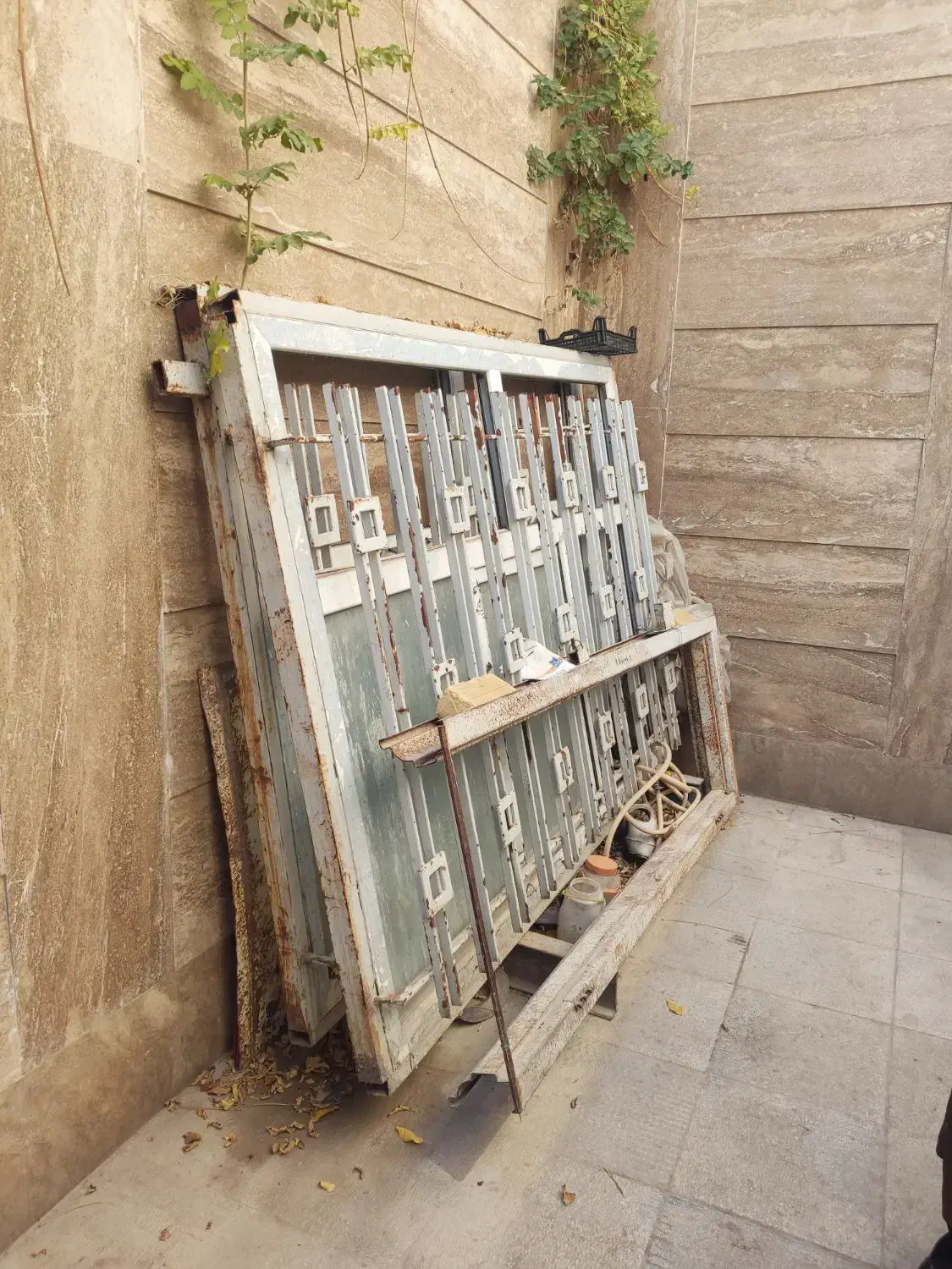 حدود۴۴۰ کیلو پنجره چارچوب اهنی داخل الومینیوم|حراج|دماوند, دماوند|دیوار