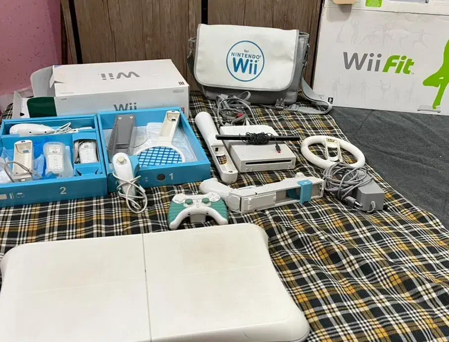 نینتندوWii فول با تمام لوازم برای بازی|کنسول، بازی ویدئویی و آنلاین|بروجرد, |دیوار