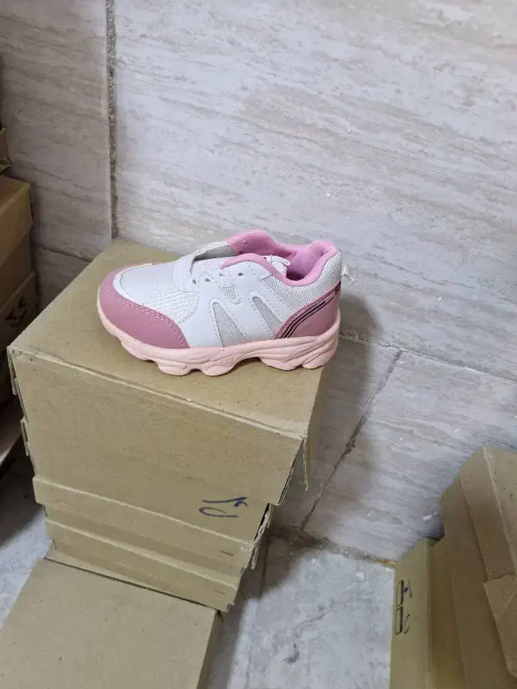 کتونی بچه گانه|کیف، کفش، کمربند|پاکدشت, پاکدشت (مامازند)|دیوار