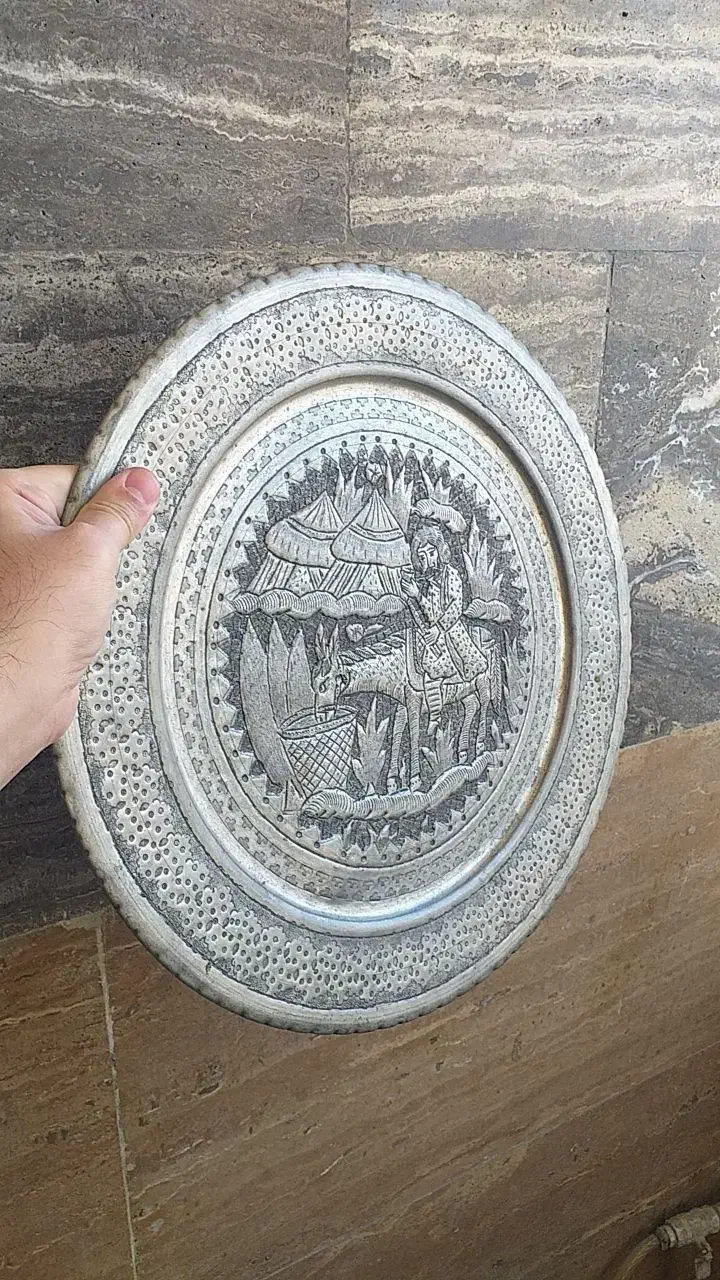 انواع دیوارکوب و لیوان برنجی همگی قدیمی و نقشدار|کلکسیون اشیاء عتیقه|بیرجند, |دیوار