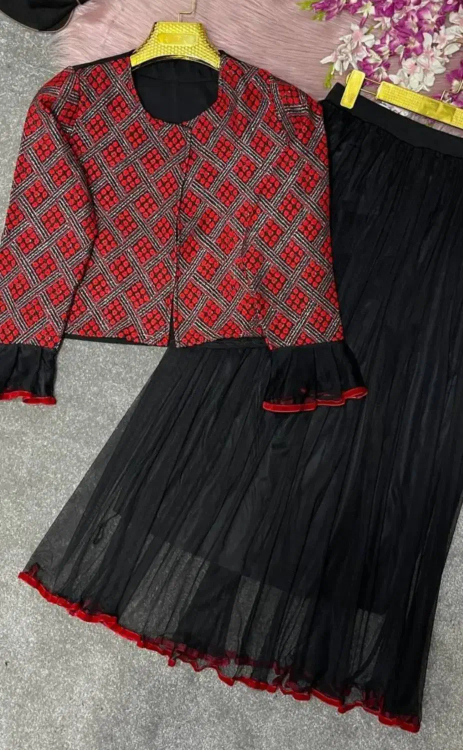 پیراهن قرمز زیبا|لباس|بندر گناوه, |دیوار