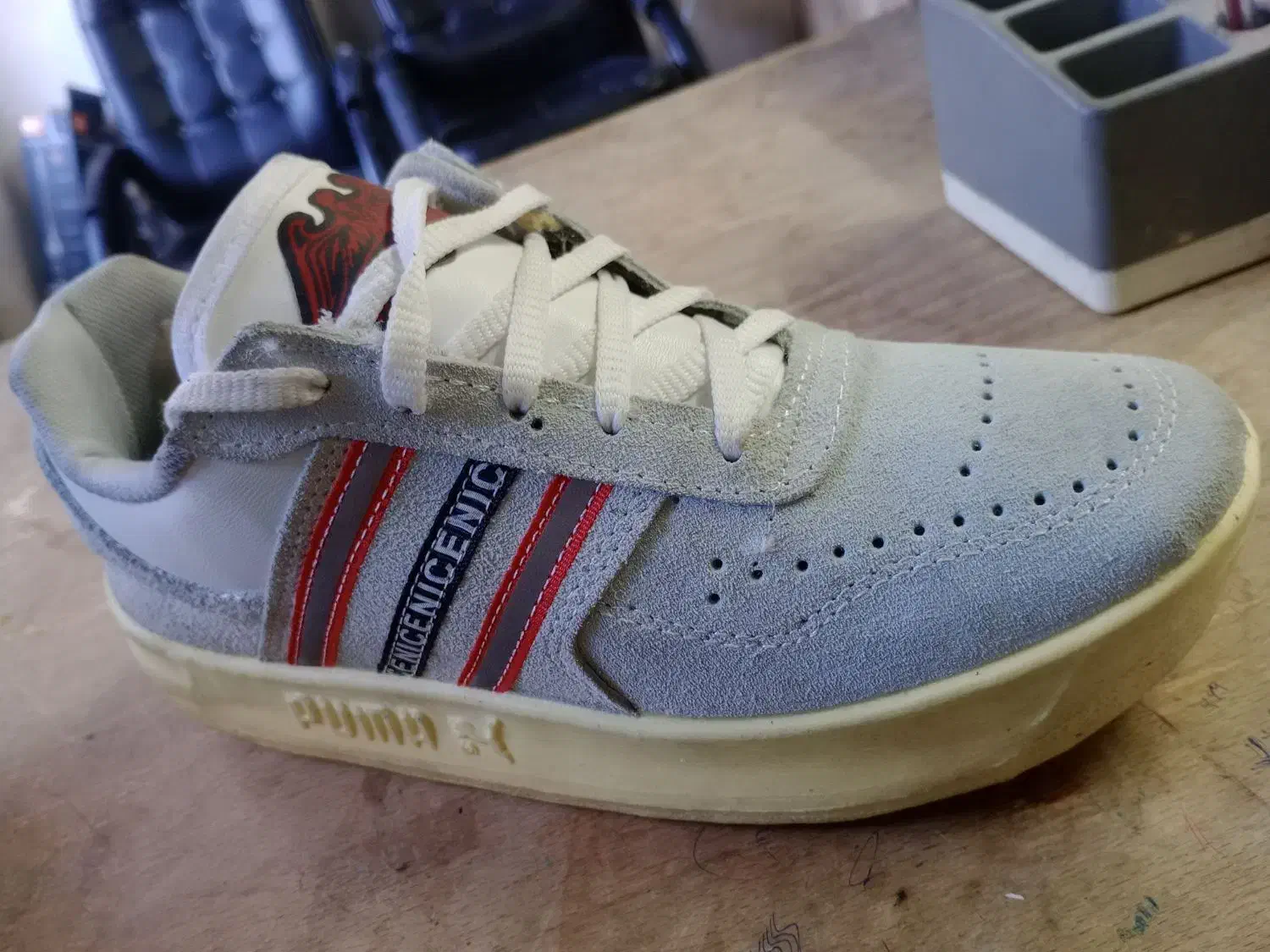 کفش|کیف، کفش، کمربند|قم, شهر قائم|دیوار