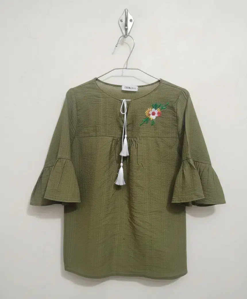 سه عدد لباس|لباس|یزد, |دیوار