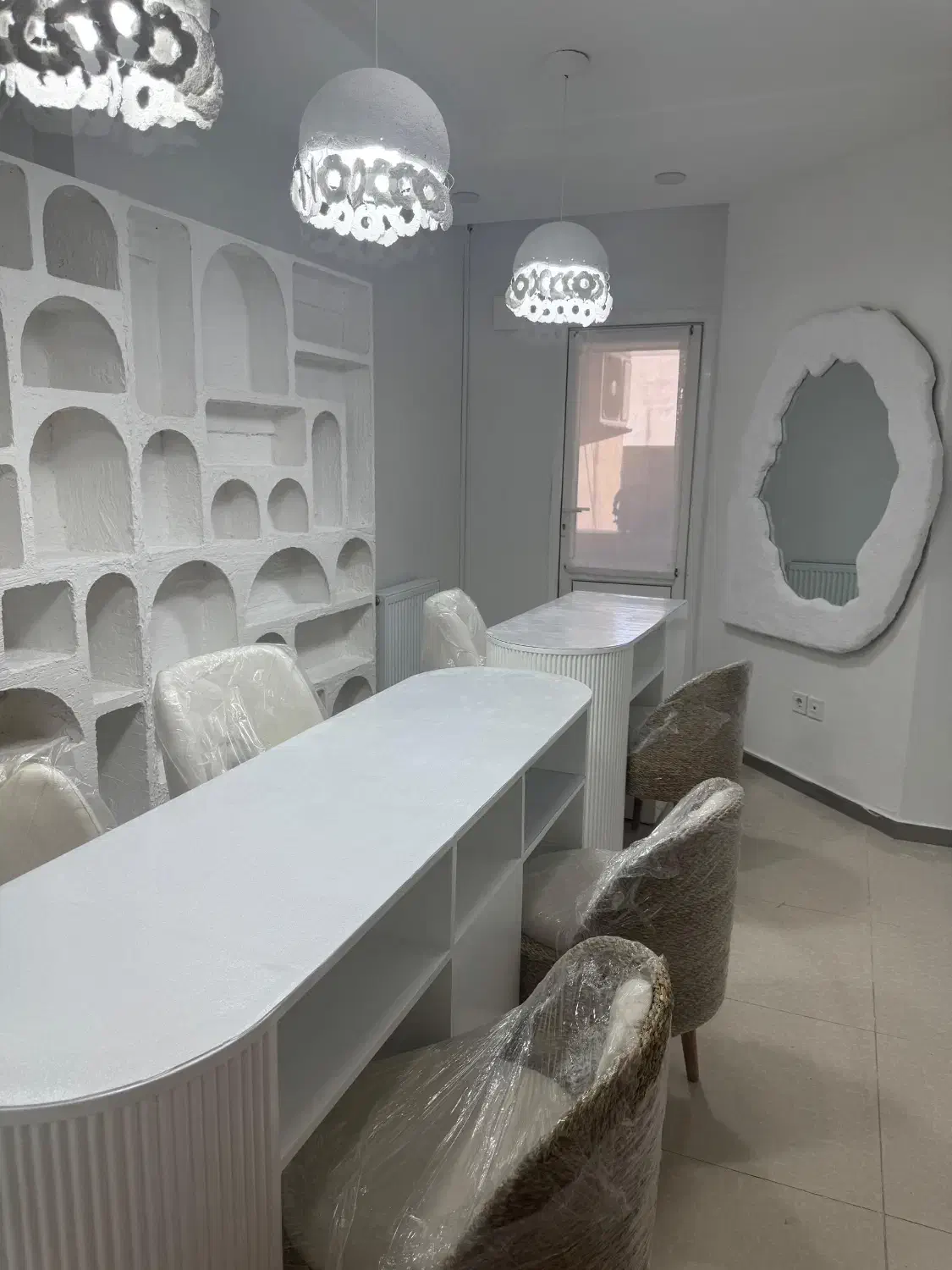 اجاره ی تخت مژه ، میز ناخن و پاکسازی پوست|آرایشگاه و سالن‌های زیبایی|شیراز, سینما سعدی|دیوار