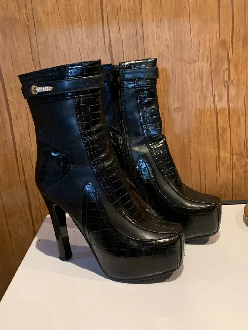 بوت خارجی در حد نو سالم سالم لژ راحت ۳۸-۳۷|کیف، کفش، کمربند|شیراز, شیمی گیاه|دیوار