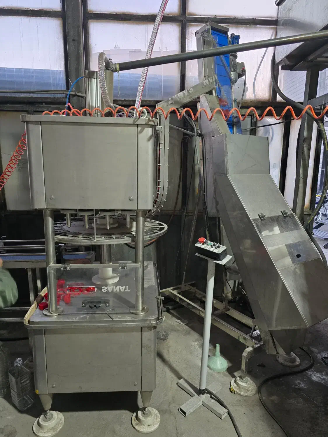 دستگاه پرکن ۴نازل ۶نازل پرکن دربند دارویی بهداشتی|ماشینآلات صنعتی|اندیشه, اندیشه فاز ۳|دیوار