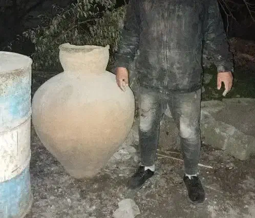 کوزه عتیقه چند صد ساله زیر خاکی|کلکسیون اشیاء عتیقه|بندر انزلی, نوغان|دیوار