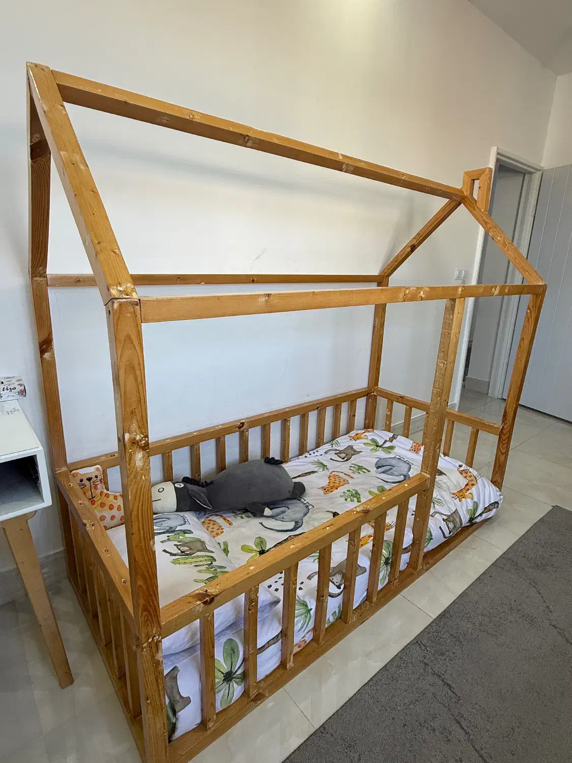 تخت بچه|تخت و صندلی بچه|رشت, پیرسرا|دیوار