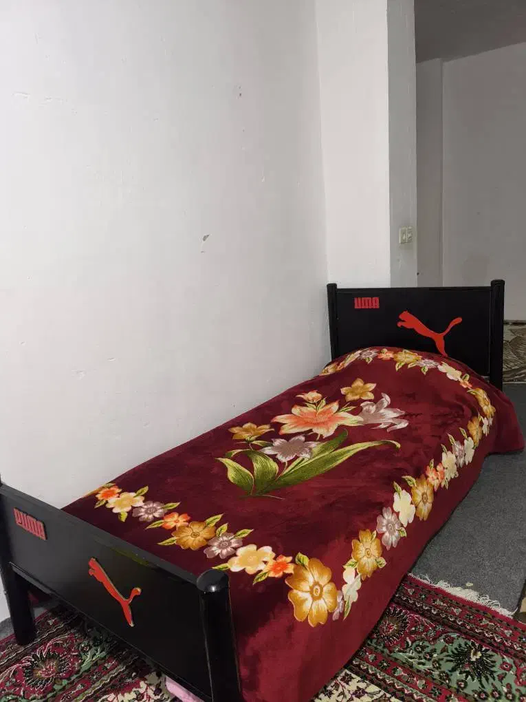 تخت|رختخواب، بالش، پتو|ماکو, |دیوار