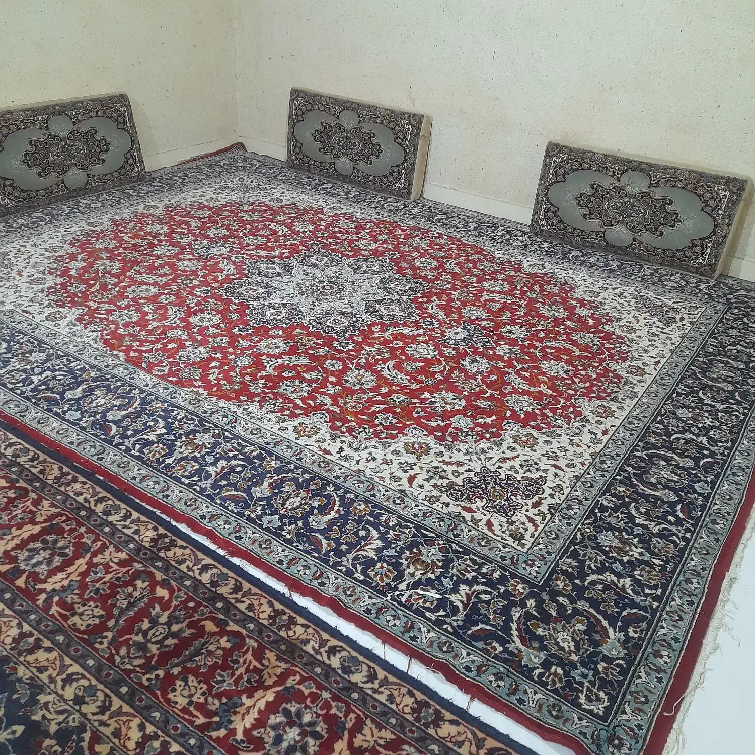 سه عدد قالی ۱۲ متری، ۸ عدد پشتی|فرش|خرمشهر, |دیوار