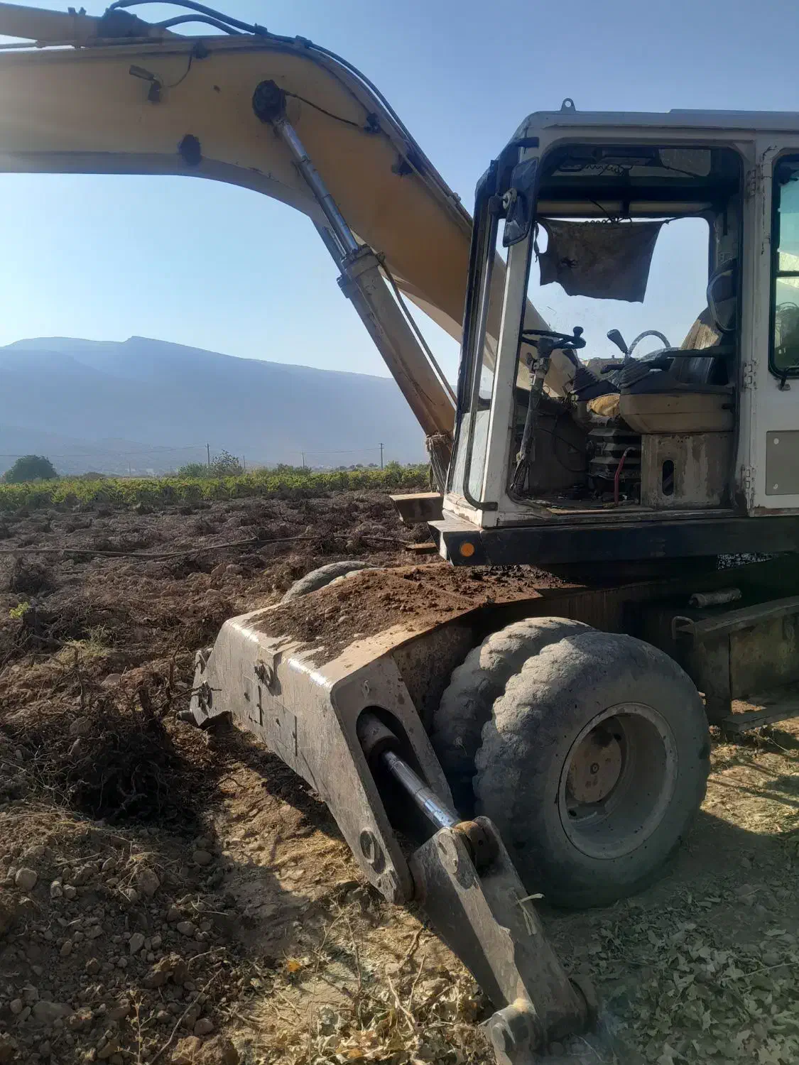 بیل لاستیکی ۱۷۰معاوضه بیل زنجیری|خودرو سنگین|فیروزآباد (فارس), |دیوار