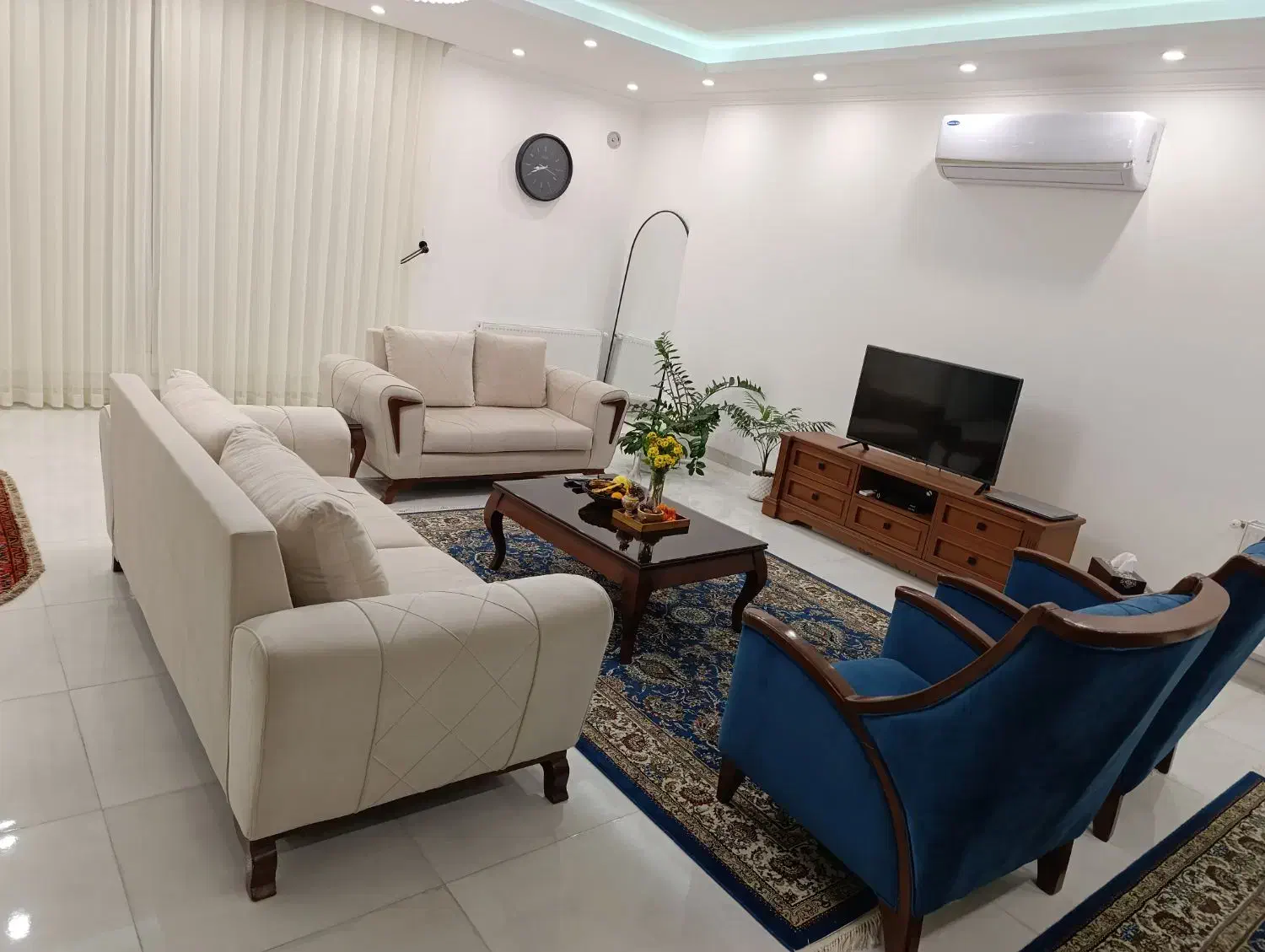 مبل ۷ نفره بهمراه ناهارخوری ۴نفره|مبلمان خانگی و میز عسلی|دالخانی, |دیوار