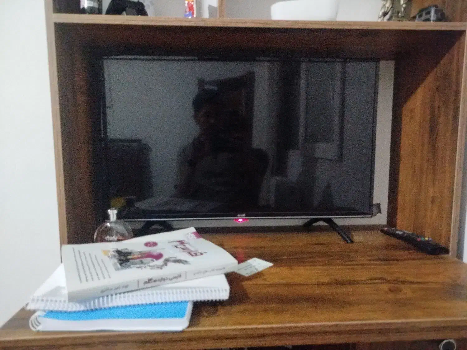 تلوزیون ۳۲ ایوولی|تلویزیون و پروژکتور|شیراز, فرهنگ شهر|دیوار