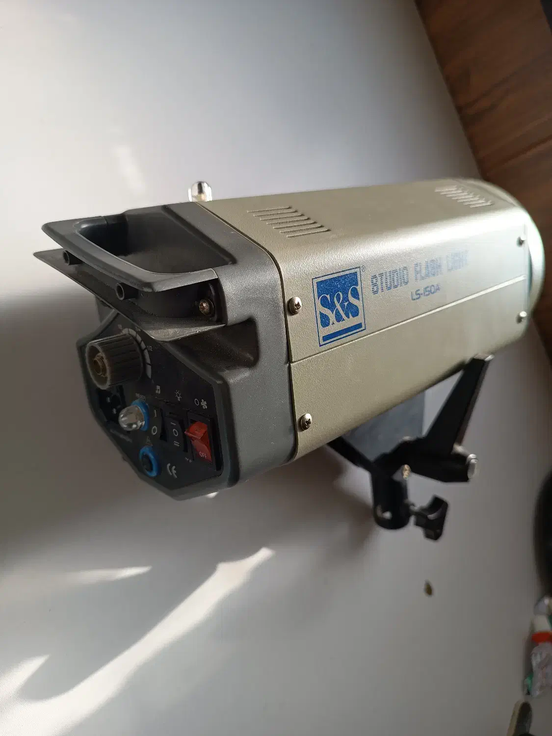 یک عدد فلاش عکاسی ۱۵۰ ژول اس اند اس|دوربین عکاسی و فیلم‌برداری|کرج, ساسانی (قلمستان)|دیوار