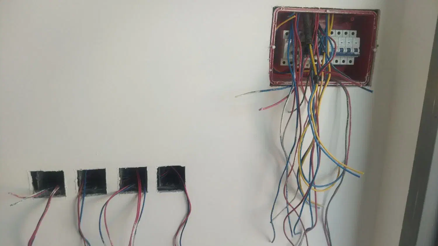 برق کار صنعتی و ساختمانی|خدمات پیشه و مهارت|بم, |دیوار