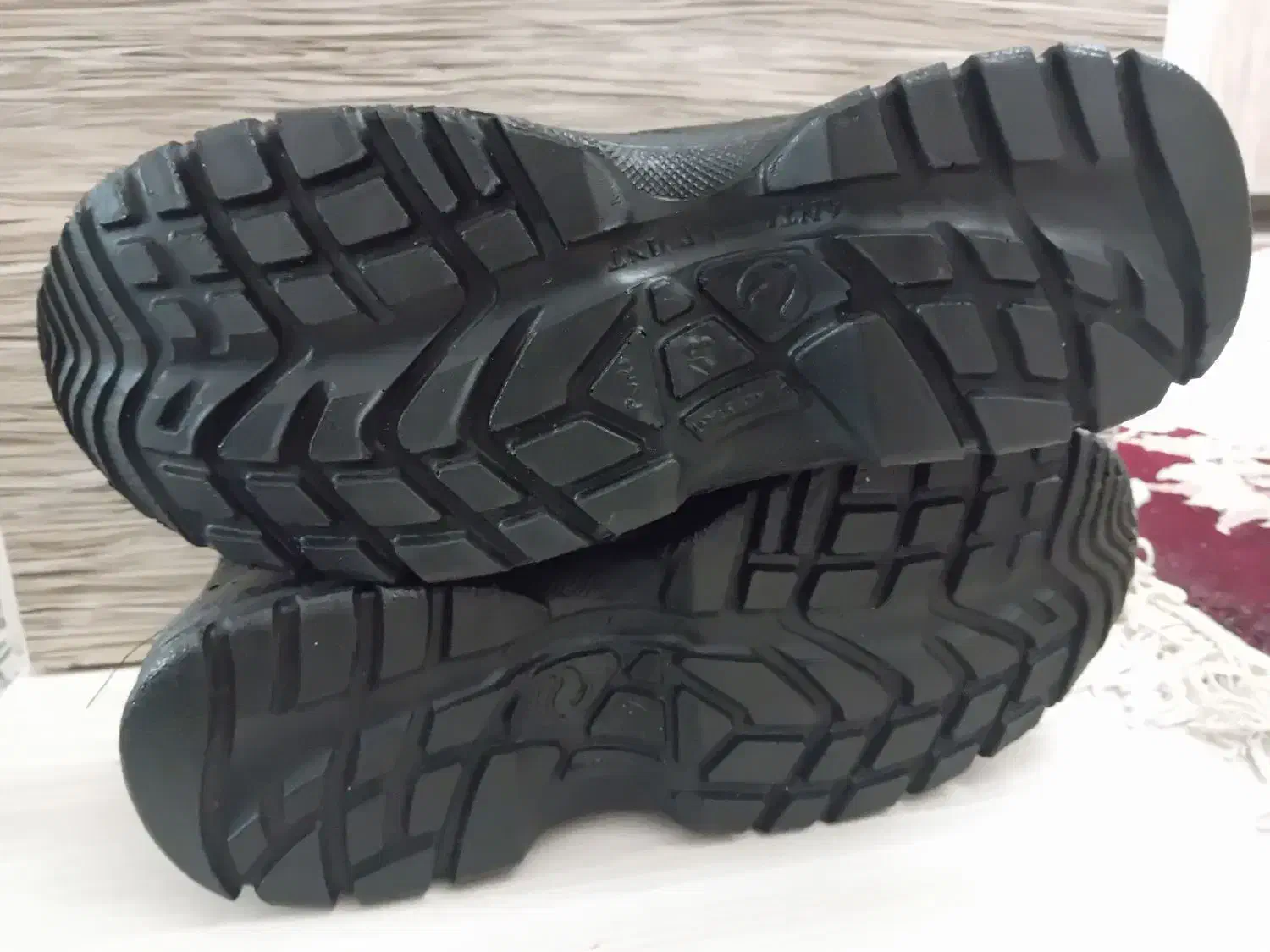 کفش ایمنی|کیف، کفش، کمربند|رباط‌کریم, یقه|دیوار