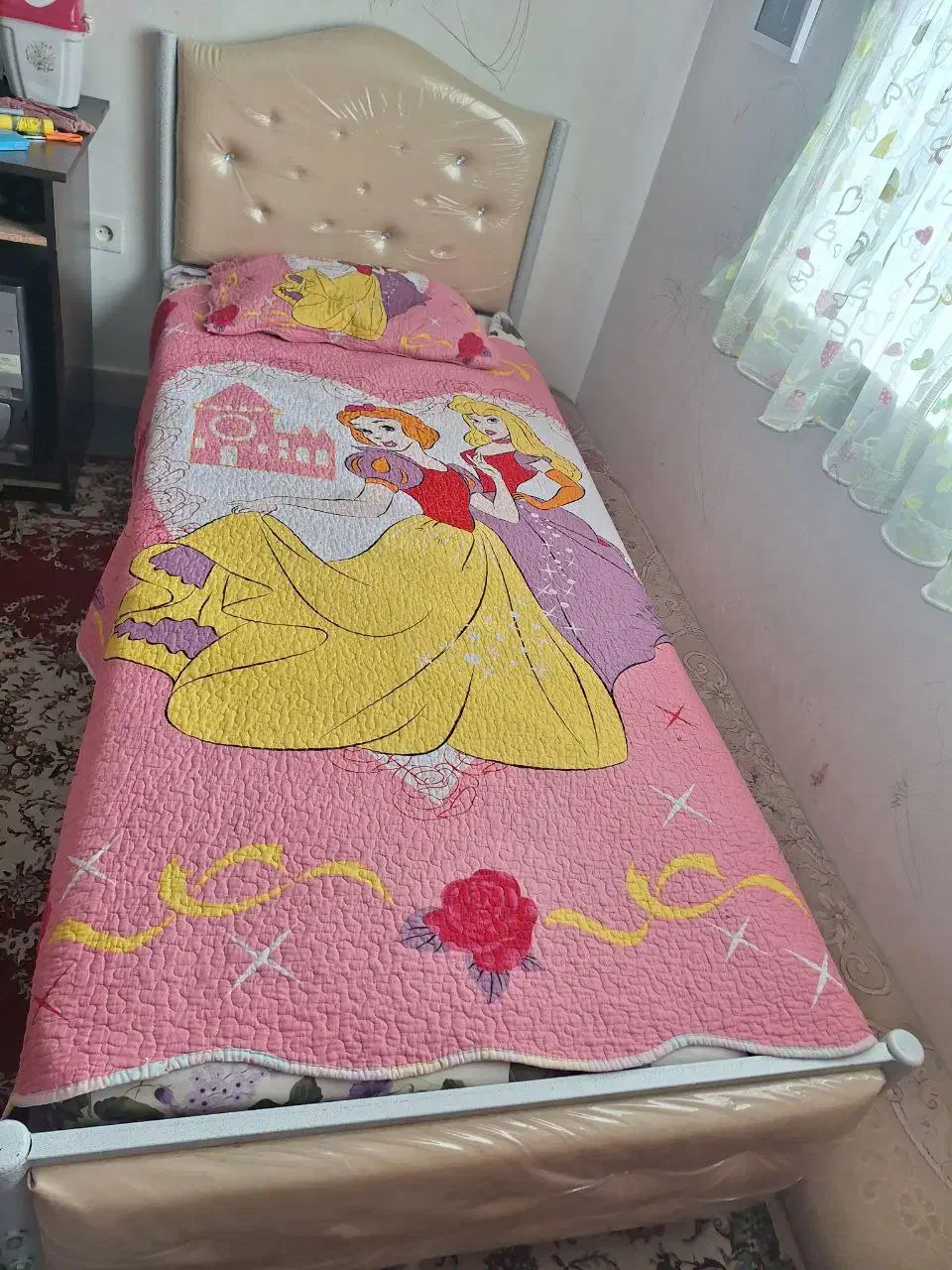 تخت وکمد نوجوان.|تخت و سرویس خواب|شیروان (خراسان), |دیوار